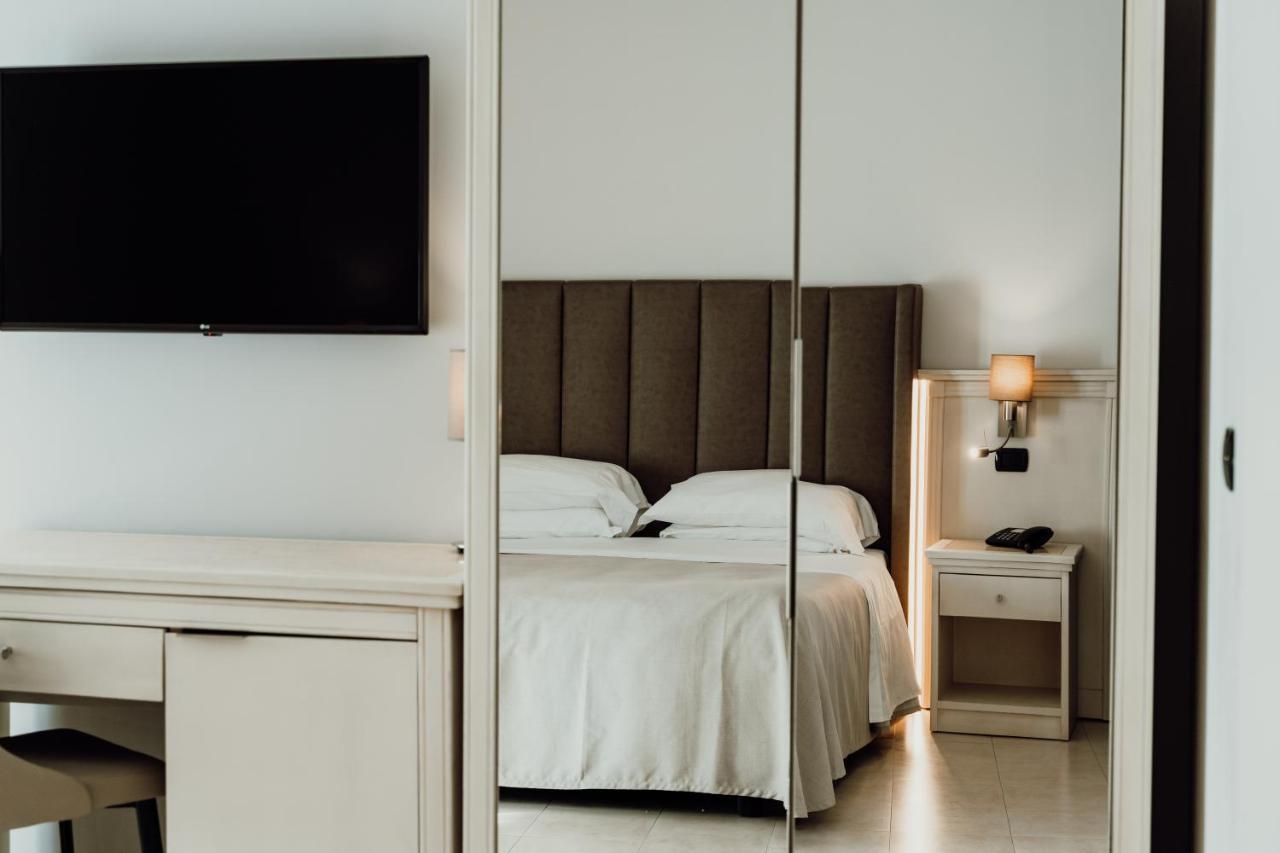 Hotel Falli ポルト・チェザーレオ エクステリア 写真