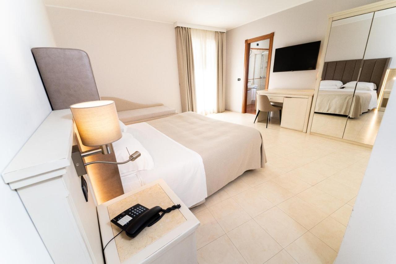 Hotel Falli ポルト・チェザーレオ エクステリア 写真